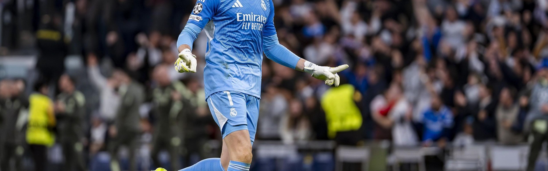 云开体育-这是属于人类的扑救吗？库尔图瓦极限反应，用腿挡出奥赖利捅射